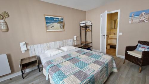 费康Hotel Vent d'Ouest的一间卧室配有一张床和一把椅子