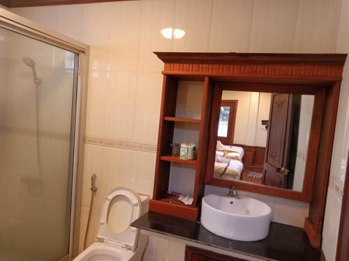 琅勃拉邦遗忘时光Guesthouse Sky dragon Guesthouse的一间带水槽、卫生间和镜子的浴室