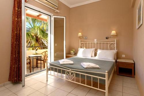 科孚镇Ipsos di Mare的一间卧室设有一张床和一个滑动玻璃门