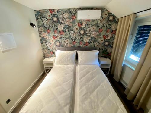 ZbiljeBoutique hotel ZBILJE的一张带两个枕头的床