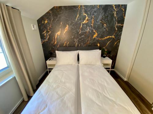 ZbiljeBoutique hotel ZBILJE的一间卧室配有一张带两个白色枕头的床
