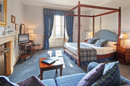 Chirnside奇尔旁厅酒店的酒店客房,配有床和沙发