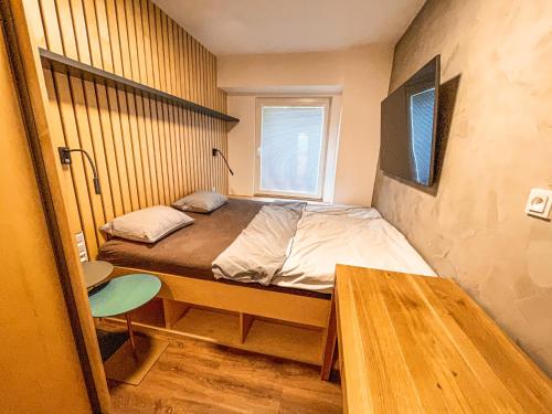 弗拉希姆Vantisch Apartment的一间小卧室,配有一张床和一张桌子