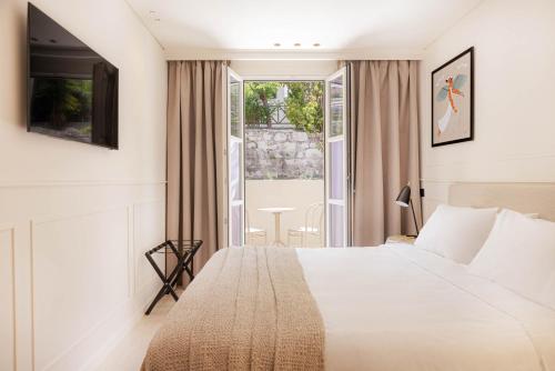 毕达哥利翁Doryssa Theorem Hotel的酒店客房设有床和窗户。