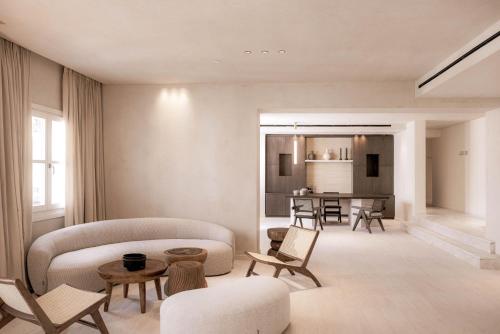 毕达哥利翁Doryssa Theorem Hotel的客厅配有沙发和椅子