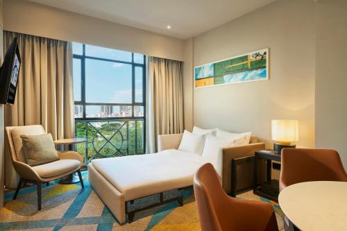 新加坡Holiday Inn Express & Suites Singapore Novena, an IHG Hotel的酒店客房设有床和窗户。