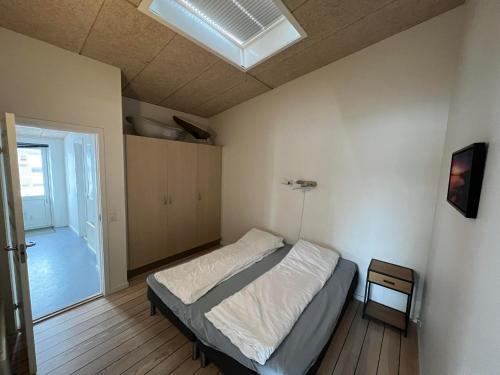 努克Kang Apartment的一间卧室配有一张床和天窗