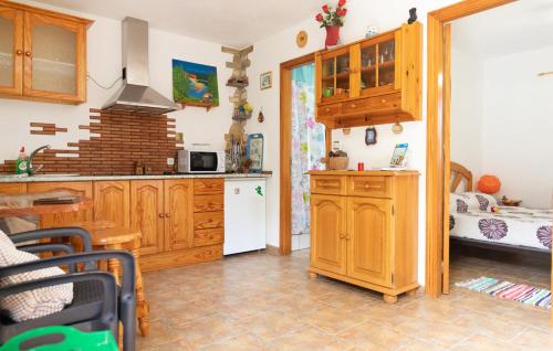 巴列埃尔莫索Casa GRENADO的一间带木制橱柜和床的厨房
