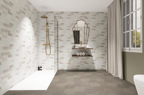 卡拉库恰Grand Hôtel de la Scala的浴室设有白色瓷砖淋浴。