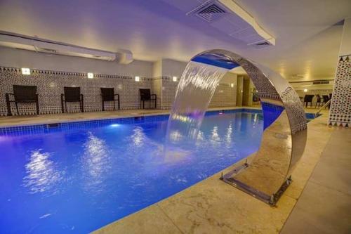亚喀巴De-Lara hotel的一座带喷泉的游泳池