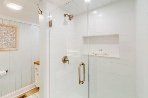 Demere ParkJewel's Cottage的浴室里设有玻璃门淋浴