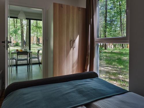 伊拉华Kaletka - cisza i przyroda的一间卧室设有一张床和一个大窗户