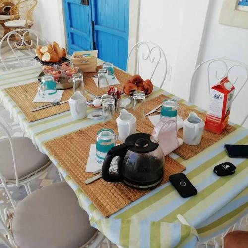 MellitaCoeur des iles的茶壶和其他物品的桌子