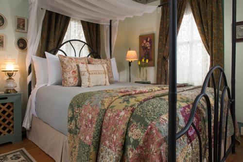 巴尔米拉1825住宿加早餐旅馆的一间卧室配有一张带天蓬的床
