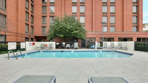 普莱诺Comfort Inn Plano-Dallas的大楼前的大型游泳池