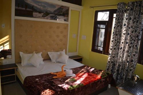 斯利那加Nice One Palace的一间卧室设有一张床和一个窗口