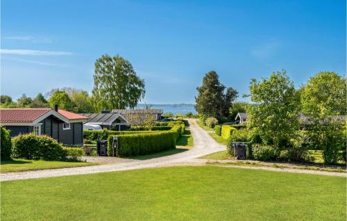 艾恩松Amazing Home In Egernsund With House A Panoramic View的穿过带房子的花园的走道