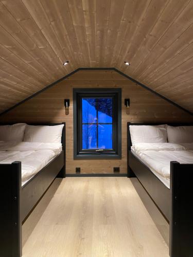 史特林Stryn Mountain Lodge的小型客房 - 带2张床和窗户