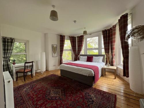 GuestlingGuestling House的一间卧室配有一张床和红色地毯