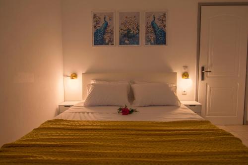 伊莱恩Ireon Holiday Home的一张黄色毯子和花床
