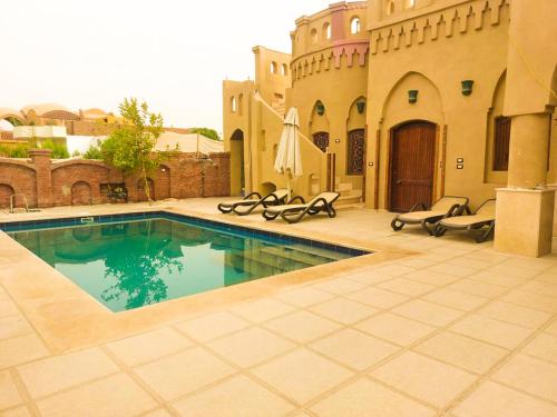 卢克索Gold's Villa的庭院中央的游泳池