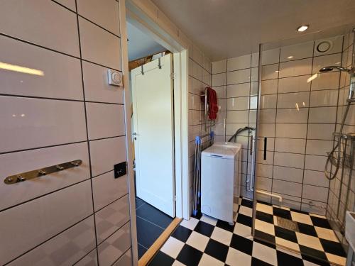 瓦尔贝里Borrebjär的浴室铺有黑白格子地板。