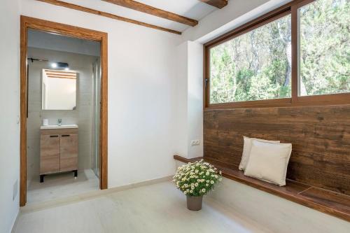 圣洛伦索巴拉菲Villa Jazmin的一间带窗台和水槽的浴室