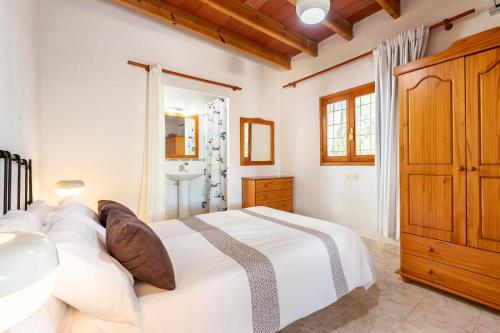 圣洛伦索巴拉菲Villa Jazmin的卧室配有白色大床和水槽