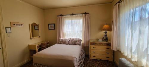隆派恩道尔历史酒店的一间卧室配有床、窗户和梳妆台