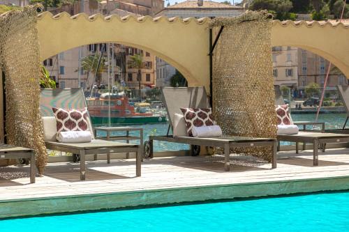 博尼法乔索勒马尔酒店的一组椅子坐在游泳池旁