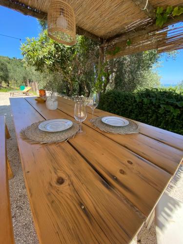 维科德尔加尔加诺Casa San Valentino的一张木桌,上面放着两杯葡萄酒