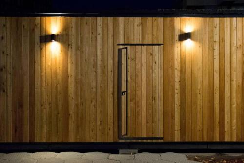 鹿特丹tiny house的木墙,带两个灯和镜子