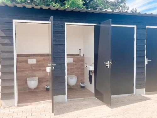 温特斯韦克camping?glamping morskersweitje的浴室设有2个卫生间和2个摊位