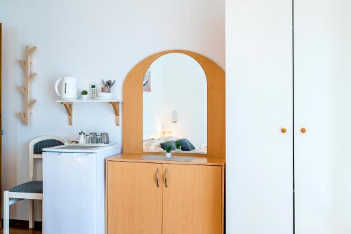 沃迪切Apartment and Rooms Dalmatiko的一个带水槽和镜子的小厨房