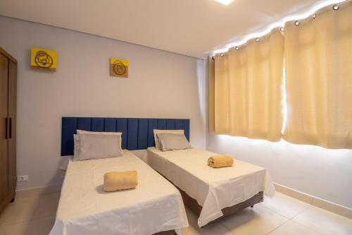 圣保罗Hostel Cambuci的一间卧室配有两张带黄色枕头的床。
