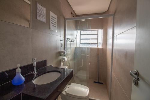 圣保罗Hostel Cambuci的一间带水槽、卫生间和淋浴的浴室