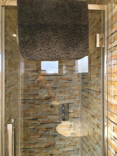 LettermacawardAde's River Cabin的一间带水槽和石墙的浴室