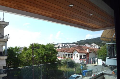 塞萨洛尼基Toumba apartments的从大楼的阳台上可欣赏到风景