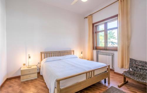 科米索Lovely Home In Comiso With House A Panoramic View的一间卧室设有一张大床和一个窗户。