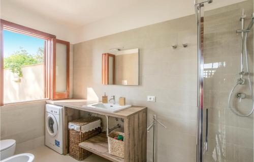 科米索Lovely Home In Comiso With House A Panoramic View的一间带水槽和洗衣机的浴室