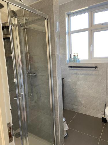 伦敦Streatham Common Bed & Breakfast的浴室里设有玻璃门淋浴