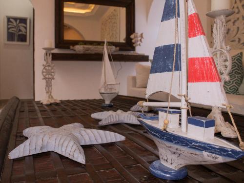 卡塔赫纳Hotel Casa Agustina的客厅,桌子上放着玩具帆船