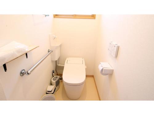 北见Onsen Hotel Tsutsujiso - Vacation STAY 03263v的一间带卫生间和水槽的小浴室