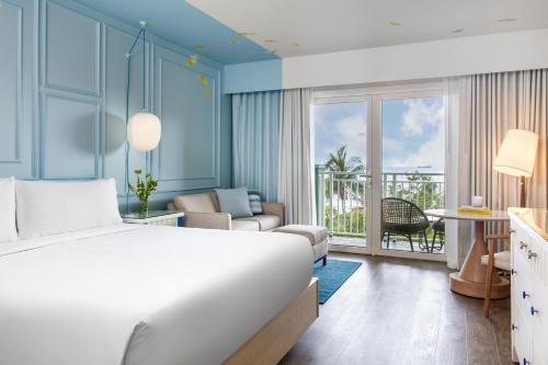 威廉斯塔德Renaissance Wind Creek Curacao Resort的一间卧室设有一张床和一间客厅。