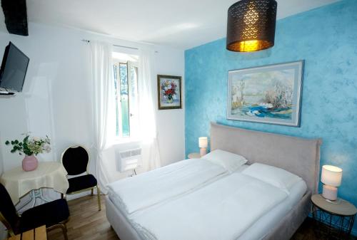 莫尔科泰阿尔巴特洛住宿加早餐旅馆的卧室配有白色的床和蓝色的墙壁