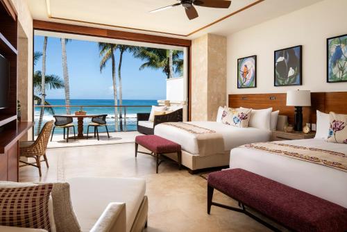 多拉多多拉多海滩丽思卡尔顿精品度假酒店的酒店客房设有两张床,享有海景。