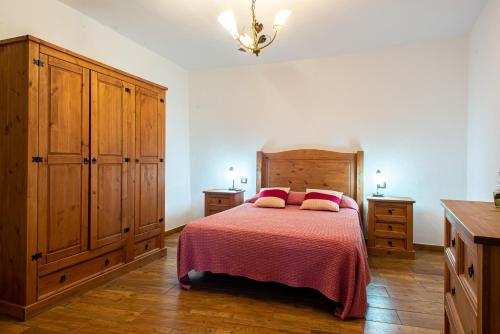 圣布里希达Las Cuevitas del Gamonal的一间卧室配有一张带两个枕头的床
