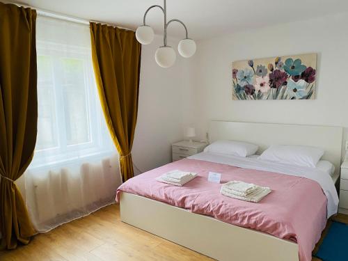 洛夫兰Apartment Sea you的一间卧室配有一张带粉色床单的床和一扇窗户。