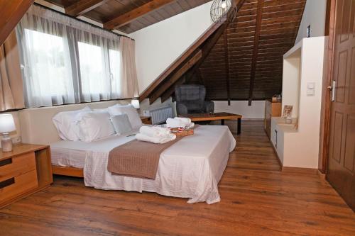 阿约斯耶奥伊欧斯Villa Alex的一间卧室配有带白色床单和枕头的床。