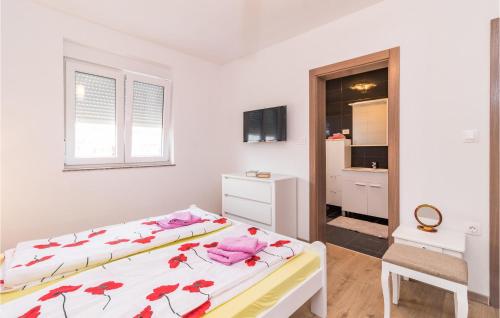 普拉Lovely Home In Pula With Wifi的一间卧室配有两张红色鲜花的床
